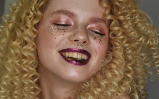 Необычный мейкап от Style Wizard - накрученные волосы и солнечный яркий вечерний макияж. Визажист Диана Кулькова - Киев, Печерский район.